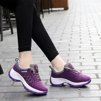 Kadın spor ayakkabı 2023 Sonbahar Kalın Yastık Yükseltme Rahat koşu ayakkabıları Kaymaz Rahat yürüyüş ayakkabıları Kadınlar için