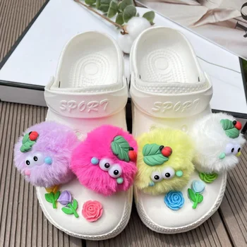 Karikatür Güzel Kürk Topu Ayakkabı Aksesuarları Sevimli Peluş Bebek Croc Takılar Tasarımcı Renkli moda ayakkabı Takılar Croc Tüm maç